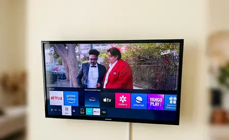 Samsung Brand new HD Smart TV with Wall Mount