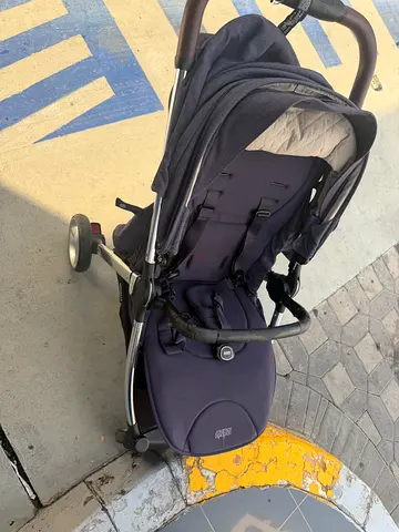 Mama’s & Papas : Well-kept single baby stroller/pram - sturdy, folds compactly