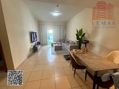 شقة للبيع في أبراج عجمان وان، تتكون من ثلاث غرف نوم ومطبخ قريب، بإطلالة كاملة على البحر وموقف سيارات.