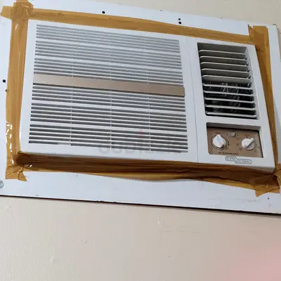 Window air conditioner unit - working, needs sealing fixed frame