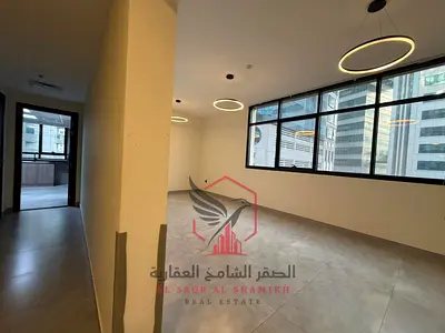 غرفتين وصاله في الخان بلكون وباركن مجاني موقع مميز وحيوي قريب من كل الخدمات مثل المقاهي والصيدليات وقريب من مخرج دبي