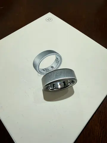 Oura Ring 4 (Size 10) - Brushed  Silver / Titanium Smart Ring for 600 AED (Original Price 1599 AED)