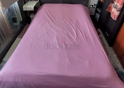 MOVING OUT SALE: Queen size bedsheet