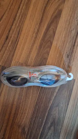 Swimming goggles in excellent condition for sale