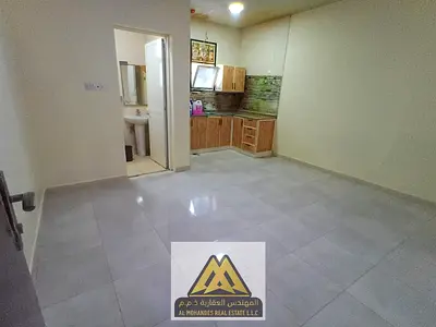 استوديو للإيجار السنوي بالراشدية 2 عجمان، بجوار أبراج الفالكون، مساحة كبيرة، طابق أرضي، 20 ألف.