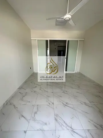 🏡 **للإيجار السنوي – شقة غرفتين وصالة + مجلس + غرفة ستور في الروضة 3، عجمان** 🏡  فرصة مميزة للسكن في شقة واسعة بتشطيبات راقية، **ثاني ساكن**، تقع في