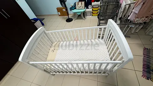 White wooden baby crib with mattress - good condition