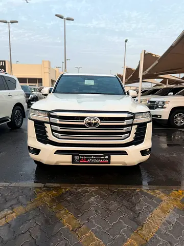 Toyota Land Cruiser GXR 2023 | GCC Specs | Pristine Condition