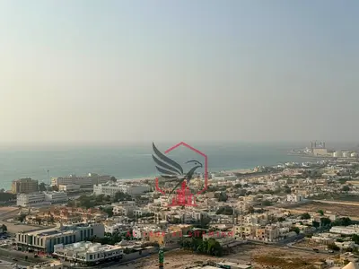 غرفتين وصالة مع بلكونة باطلالة بحرية و باركين مجانا و خزائن بالحائط و جميع الغرف ماستر بموقع مميز صف اول على كورنيش الخان