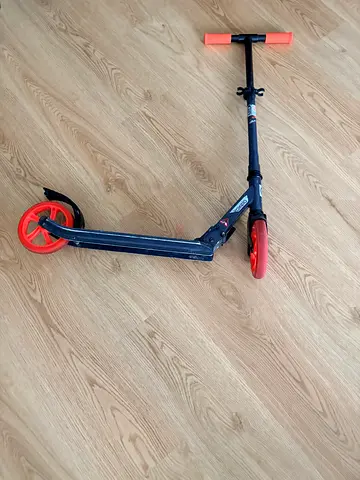 Lightweight foldable kick scooter with large wheels (used)