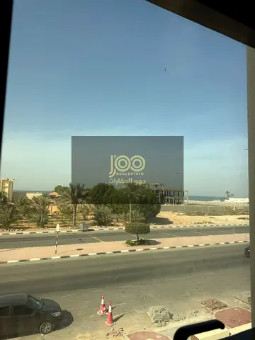 موقع مميز وهادئ على البحر خصوصية ومساحات واسعة للسكن العائلي
