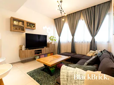 Large Private Garden Stylish Upgraded Kitchen