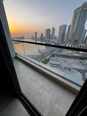 غرفتين وصاله الخان علي الكورنيش مباشر الايجار 70000الف الدفعات 4 التامين 3000 كاش