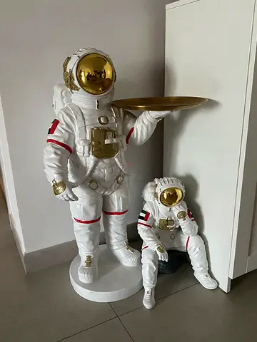 Astronaut statue set
