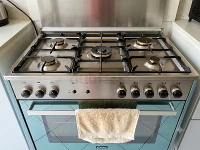 Stove with 5 burners