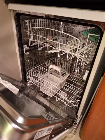 FREE DISHWASHER, NEEDS SOME FIXING, COLLECTION FROM GREENS
