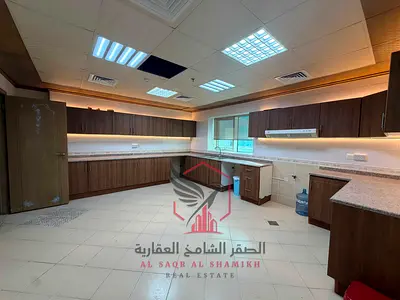 اكبر وافخم بنتهاوس خمس غرف و2صالة ماستر ببلكونة تكييف علي المالك وباركن مجانا في أجمل ابراج الشارقة شامل جميع الخدمات بتشطيب حديثة ومساحات واسعة.