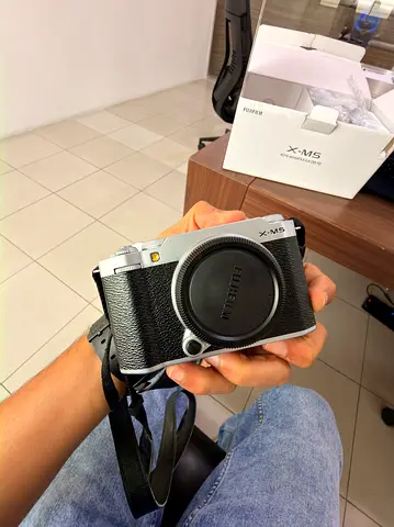 Fujifilm X-M5 Mirrorless Camera with XC 15-45mm F3.5-5.6 OIS PZ Lens – Excellent Condition