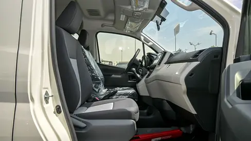 2025 Toyota HIACE — фото 4