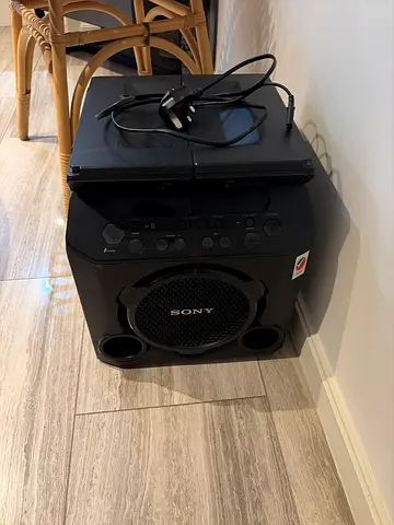 Sony compact home audio system with CD player and speakers - good condition