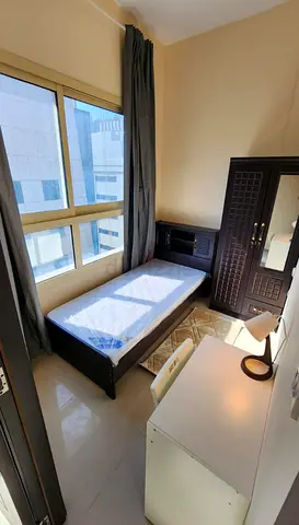 WINDOW PARTITION FOR SINGLE LADY ONLY NEAR MOE