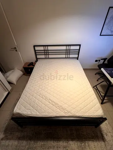 **FOR SALE** QUEEN-SIZED 160x200CM // metal bed frame with mattress 160x200cm - good condition