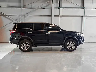 2023 Toyota FORTUNER photo 4