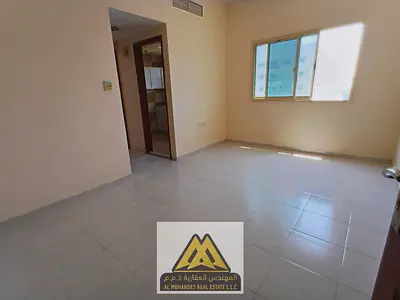 شقة غرفة وصالة للإيجار في الراشدية 2 عجمان، بلكونة، تكييف مركزي، صيانة مجانية، بناية عائلات، 26 ألف.