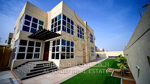 فيلا فاخرة للإيجار في البراشي الشارقة أربع غرف ماستر صالتان غرفة خادمة حديقة كبيرة مساحة بناء 3400 قدم جاهزة للسكن موقع مميز للعائلات والدفع على دفعتي