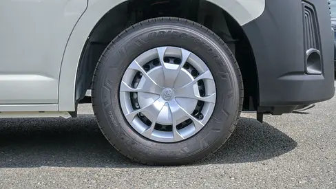 2025 Toyota HIACE — фото 15