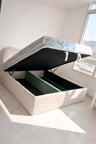 Brand new King size Hydrloic Storage bed with Mattress Available