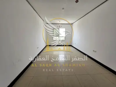 شقة غرفة وصالة المجرة للإيجار السنوي واسعة بإطلالة مفتوحة تكييف مركزي وقريبة من الكورنيش والخدمات العامة.