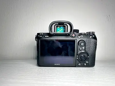 للبيع: كاميرا Sony A7 III مع عدسة .8Sony FE 50mm f/1.