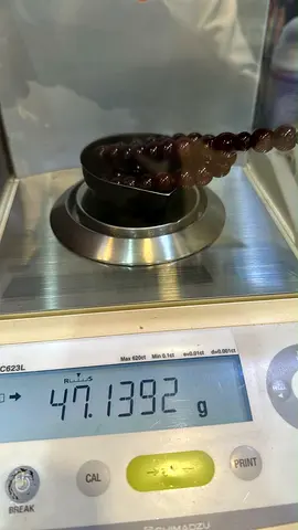 مسبحة عنبر بلطيقي طبيعي قديم لاكثر من 25  سنة  لونه احمر عنابي وزنه 47.32