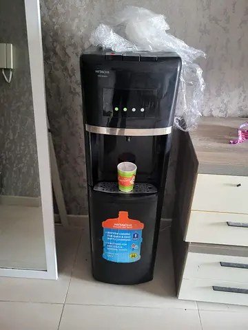 Bottom load water dispenser