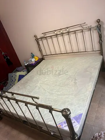 Bed with mattress 180 x 200cm