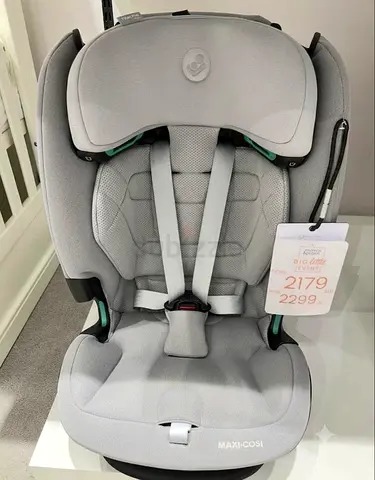Maxicosi Titan pro 2 car seat with isofix base