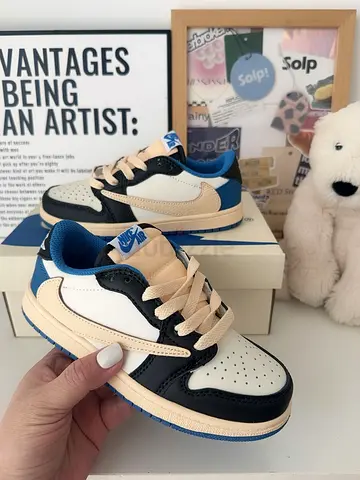 Nike-style low top sneakers (beige, black & blue)