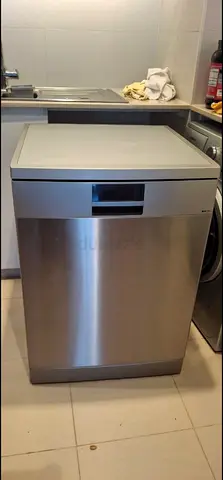 Siemins brand iq700 model Stainless Steel Freestanding Dishwasher - Good Working Condition