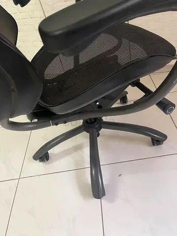 Ergonomic Black Mesh Office Chair with Adjustable Arms and Wheels