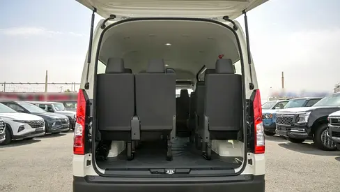 2025 Toyota HIACE — фото 7