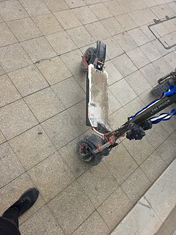 🛴 سكوتر كهربائي للبيع في العين  السكوتر ماشي حوالي 3200 كم، وحالته جيدة بشكل عام.  ⚠️ يوجد مشكلة في