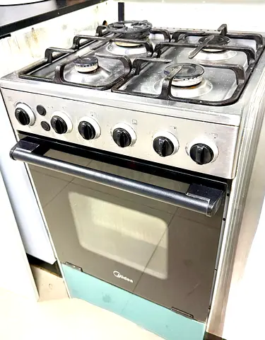 4 Burner cooking range with oven