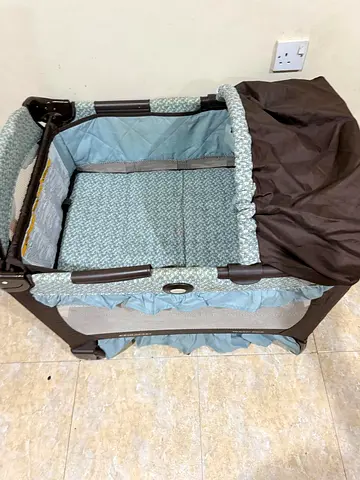 Portable baby travel bassinet / playpen in good used condition