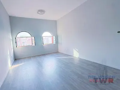 Bright Studio | Vacant | Pool View | Walk to Metro