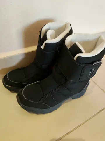 Pair of black winter boots, size approx EU 33, good used condition