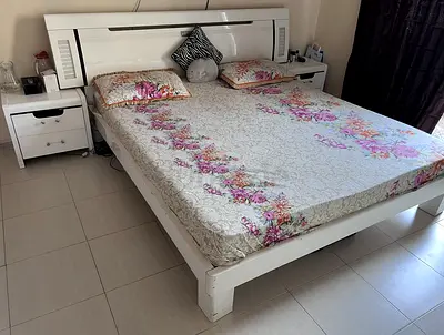 Bedroom Set (Glossy White) For Sale