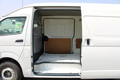 2025 Toyota HIACE — фото 10