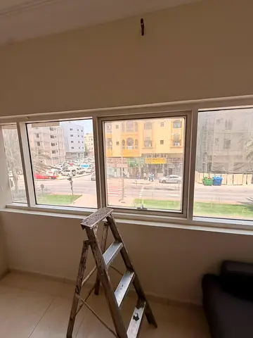 استوديو للإيجار السنوي – منطقة المصلى استوديو بمساحة كبيرة في موقع مميز، ويتميز بـ:مطبخ منفصل مساحة واسعة