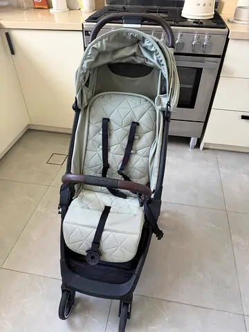 Silver Cross Clic Travel Stroller – Sage Green (Deep Cleaned & Like New)